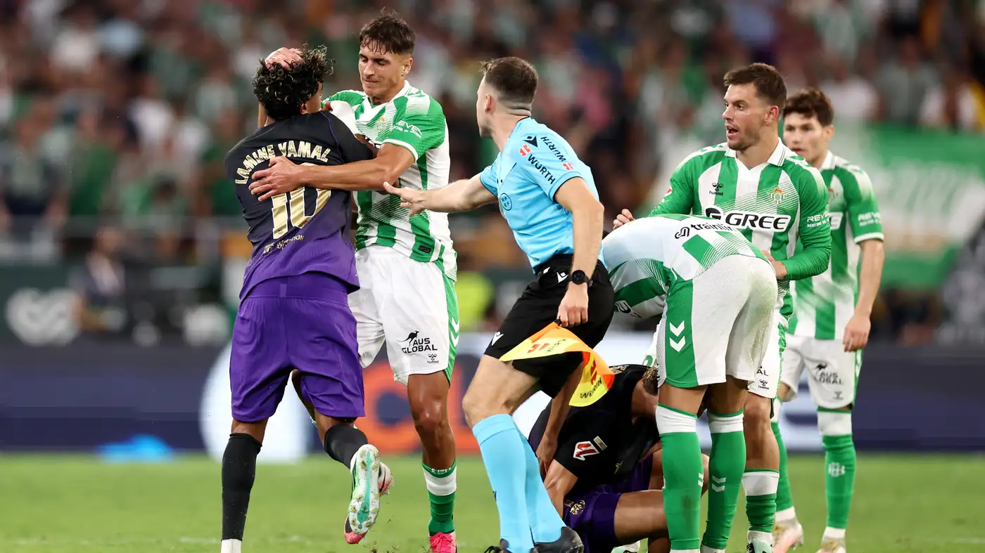 موقع مدريدي يفتح النار على التحكيم بسبب برشلونة