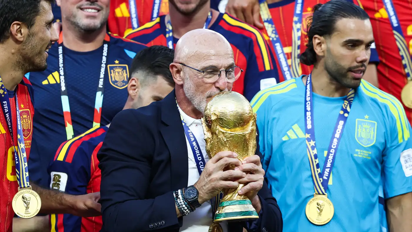 رسميًا لويس دي لا فوينتي أفضل مدرب في العالم