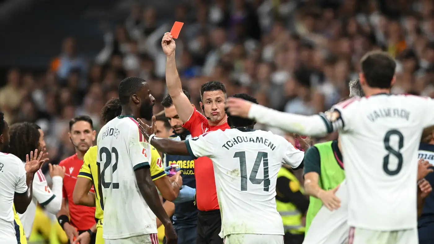 هل يغيب فينيسيوس عن الكلاسيكو بعد طرده أمام فياريال؟