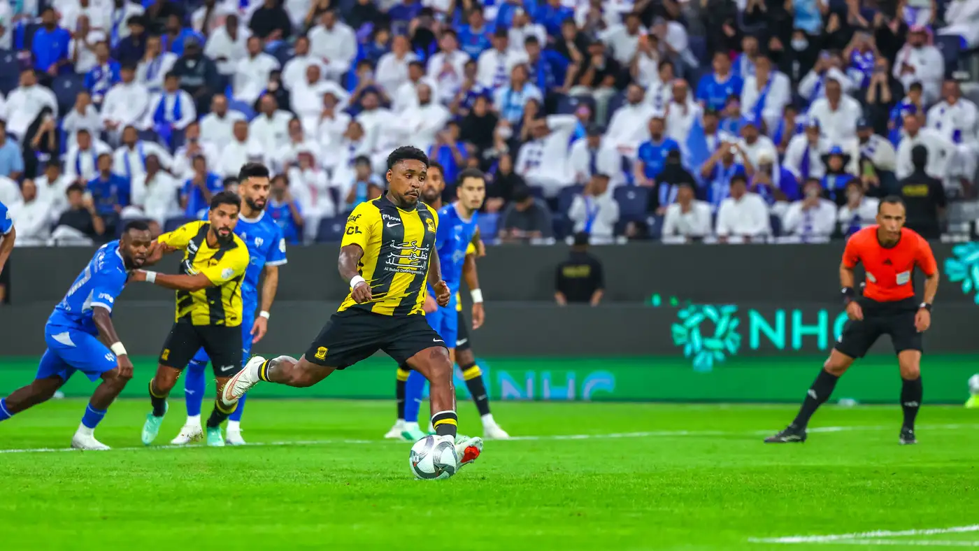 خبير تحكيمي يحسم الجدل حول قرارات كلاسيكو الهلال والاتحاد