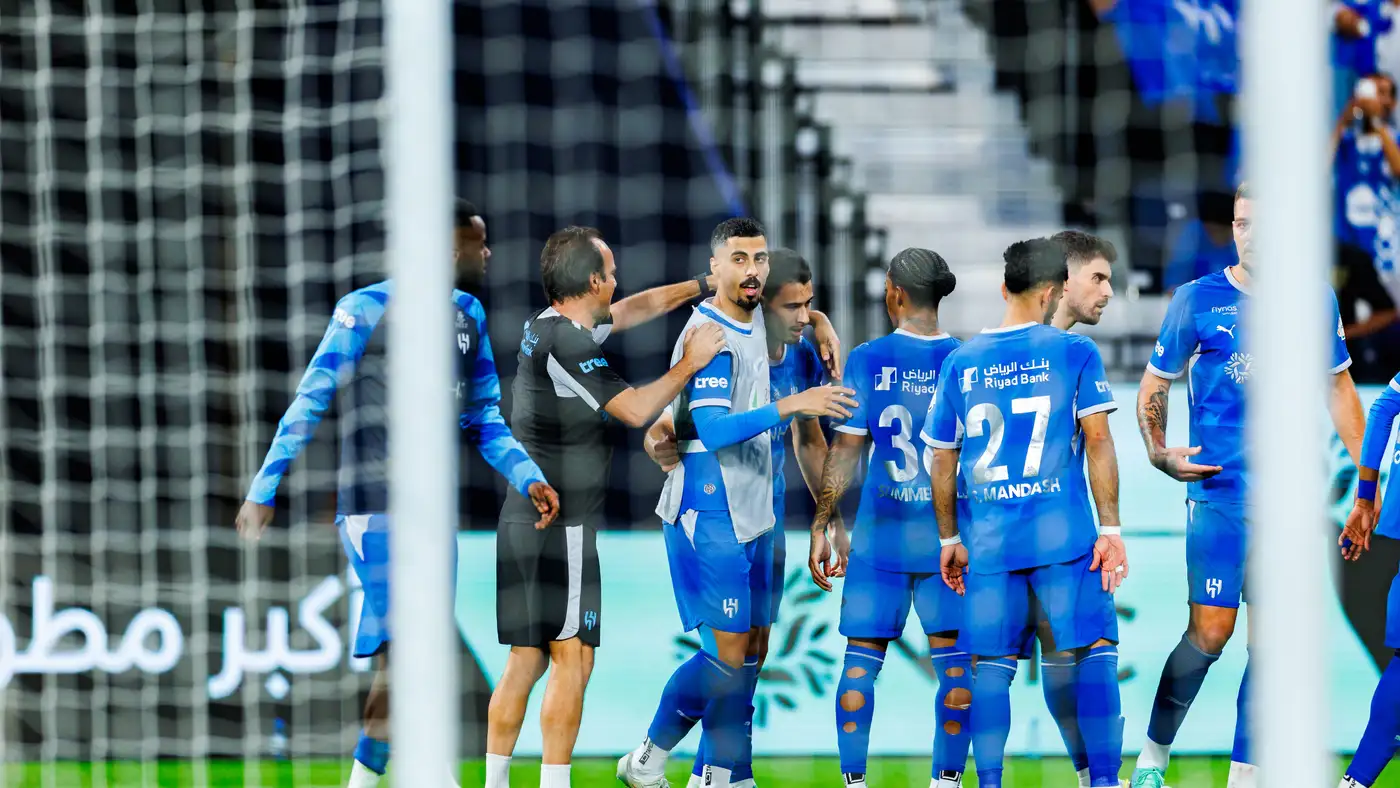الهلال يخطف صدارة دوري روشن بثلاثية في القادسية