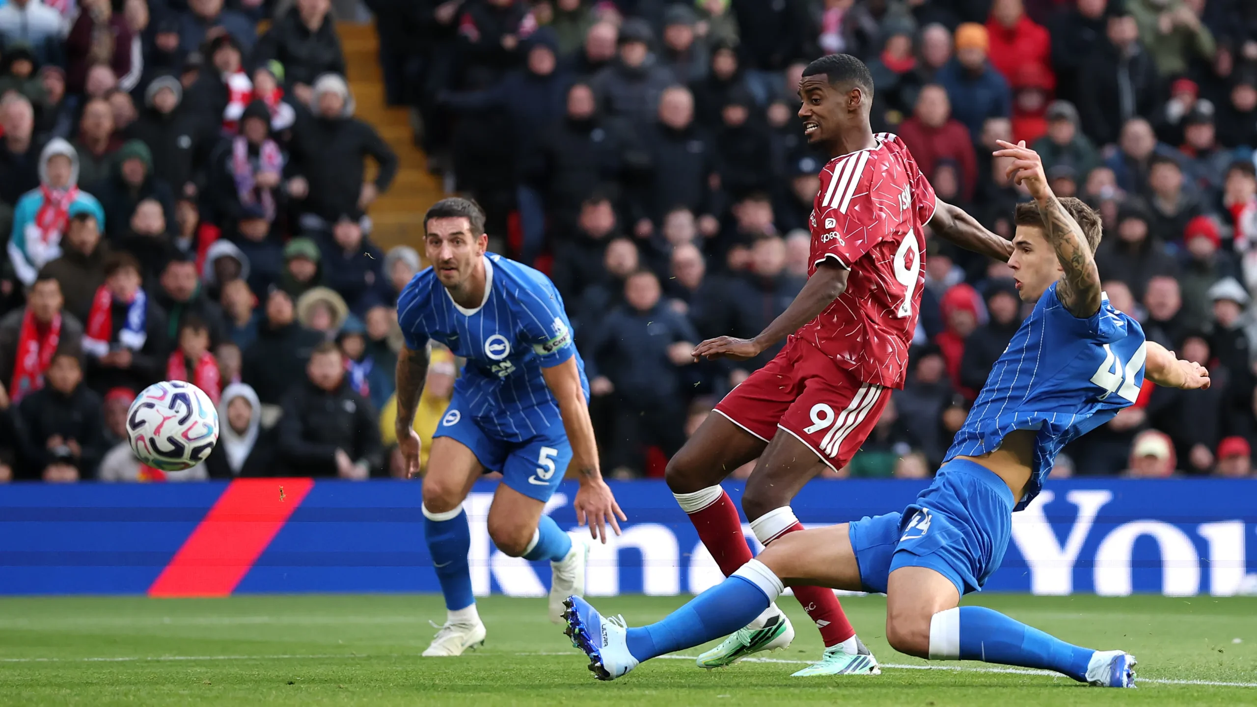 ليفربول يسقط برايتون بثنائية ويقتحم مربع البريميرليج