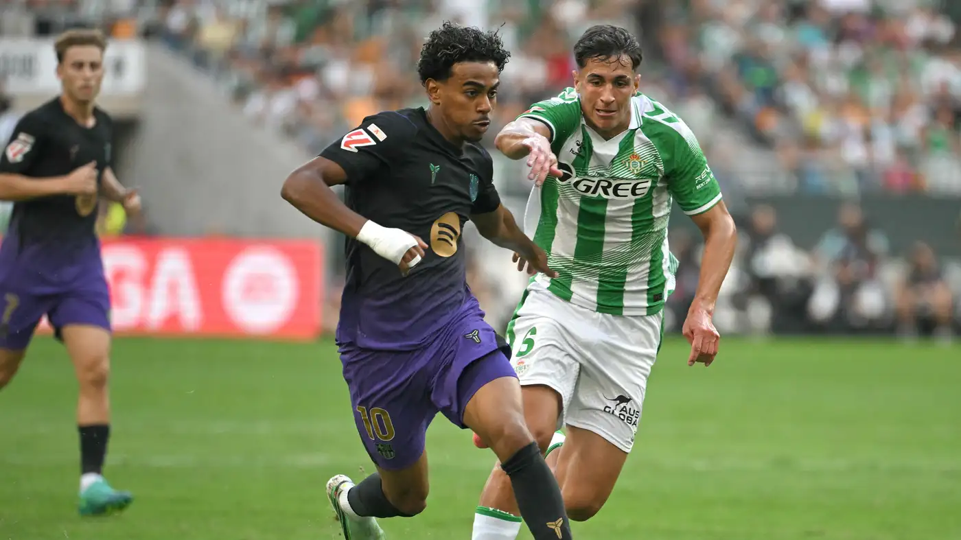 لاعب بيتيس يعتذر بعد طرده بسبب لامين يامال