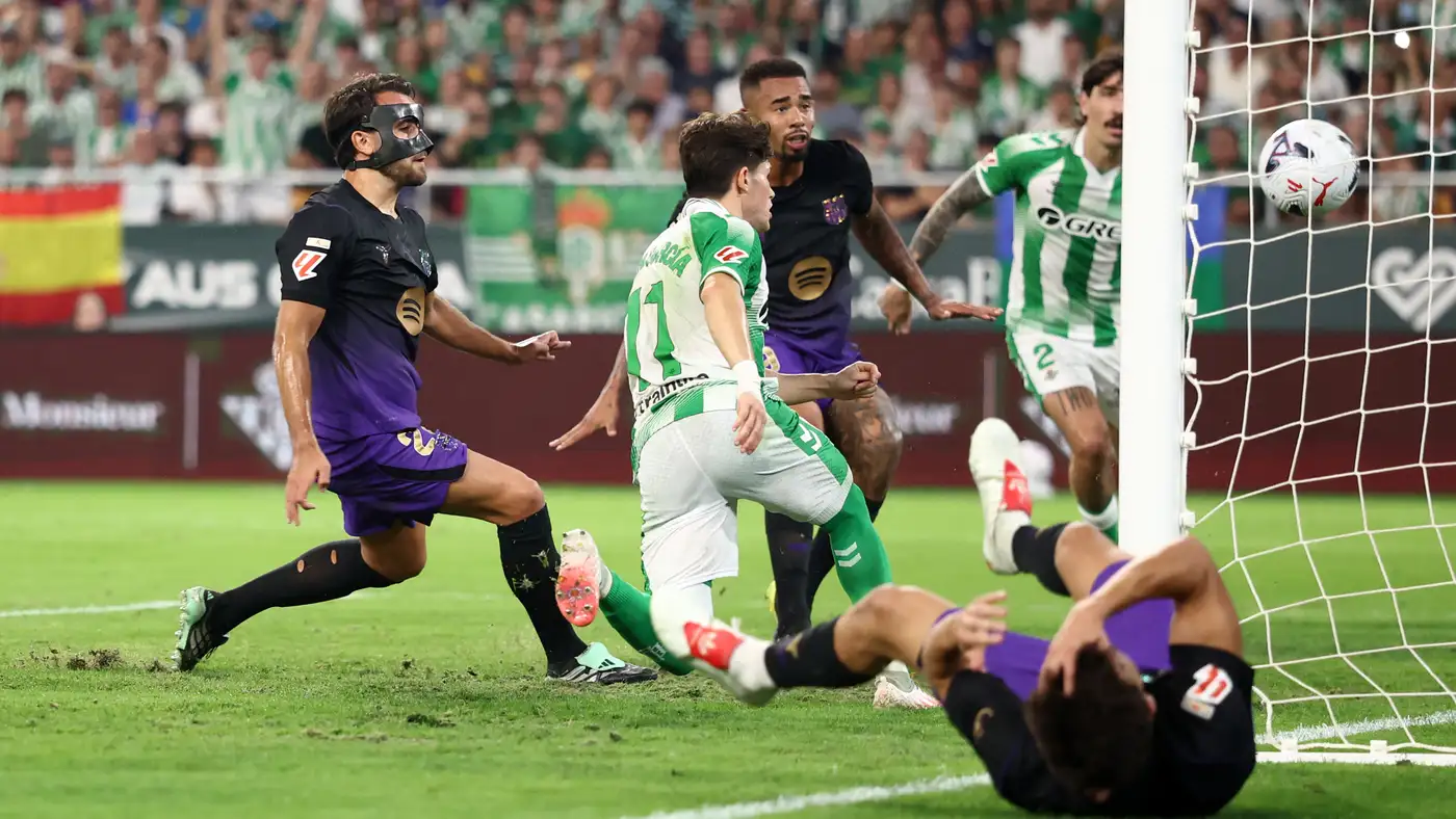 خبير تحكيمي يهاجم إلغاء هدف ريال بيتيس ضد برشلونة