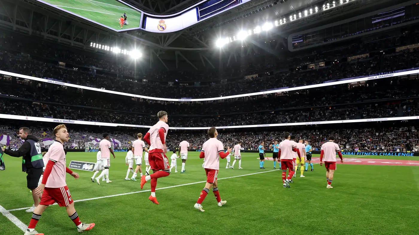 سر ارتداء لاعبي ريال مدريد وإشبيلية القميص الوردي