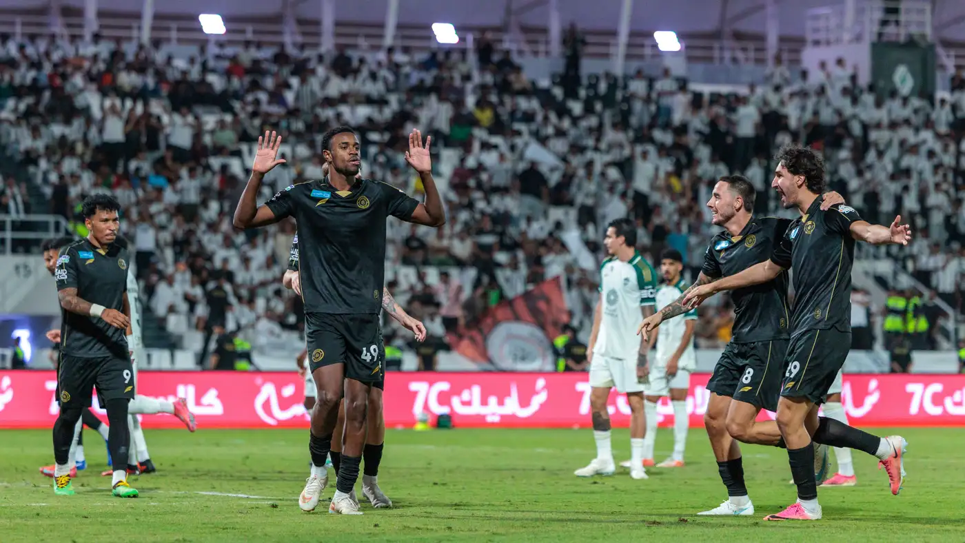 معار الأهلي يقود الشباب لفوز كاسح في دوري روشن